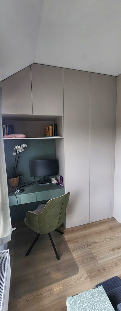 Biurko wpuszczone w linię zabudowy pod skosem dachu - meble na wymiar Słomin