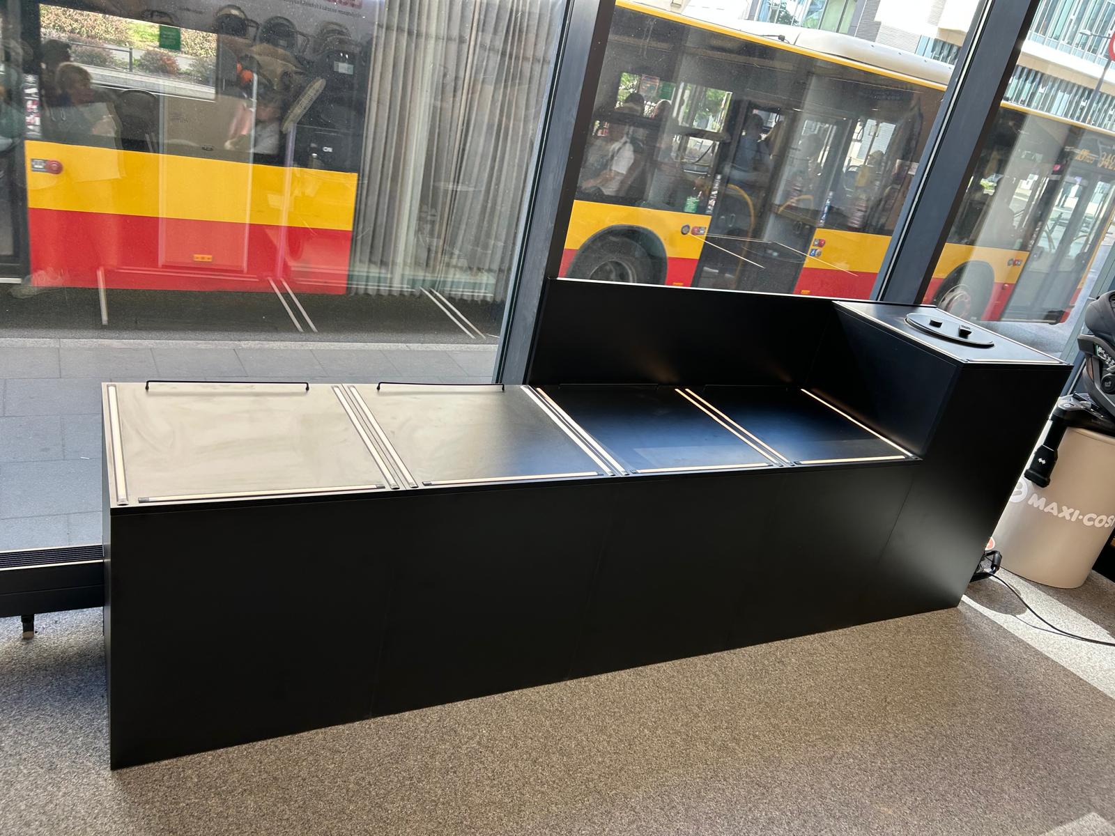 Oświetlenie LED wpuszczone w profil frezowany blatu ekspozytora sklepowego RECARO
